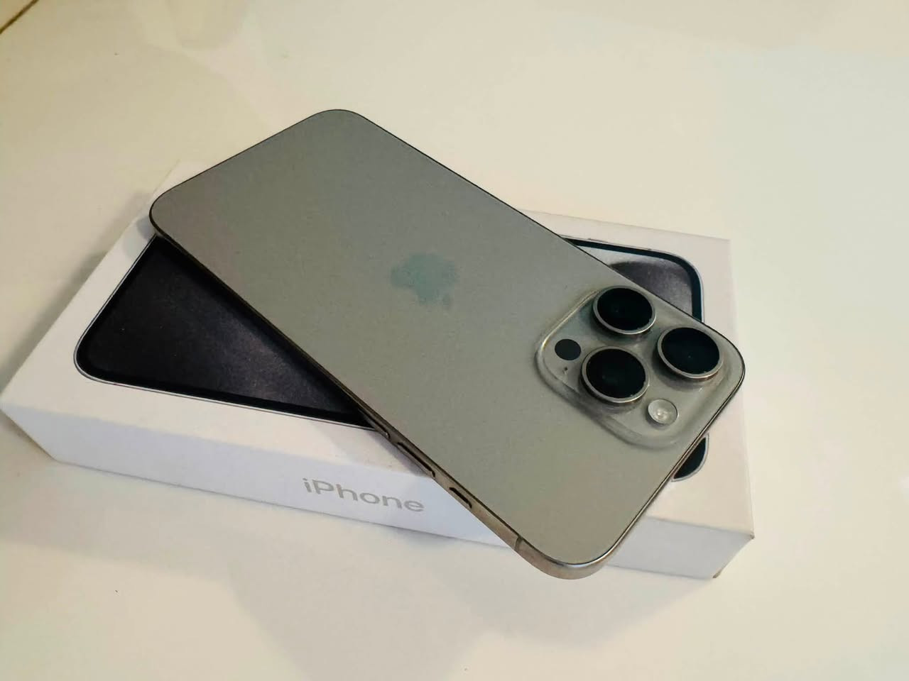ايفون 15 برو ماكس 🩶
ذاكرة 256 / بطارية 95%🔋 
ماستر شرق اوسط ويا كارتونتة مطابقة ☑️
كُلشي ممبدل بي وتر بروڤ / الجهاز كُلة شغال فيس ايدي شغال ✨
سعرة 975 🔒💸 / مكاني بغداد بلديات 
هـ / *********** موجود واتساب كذلك
