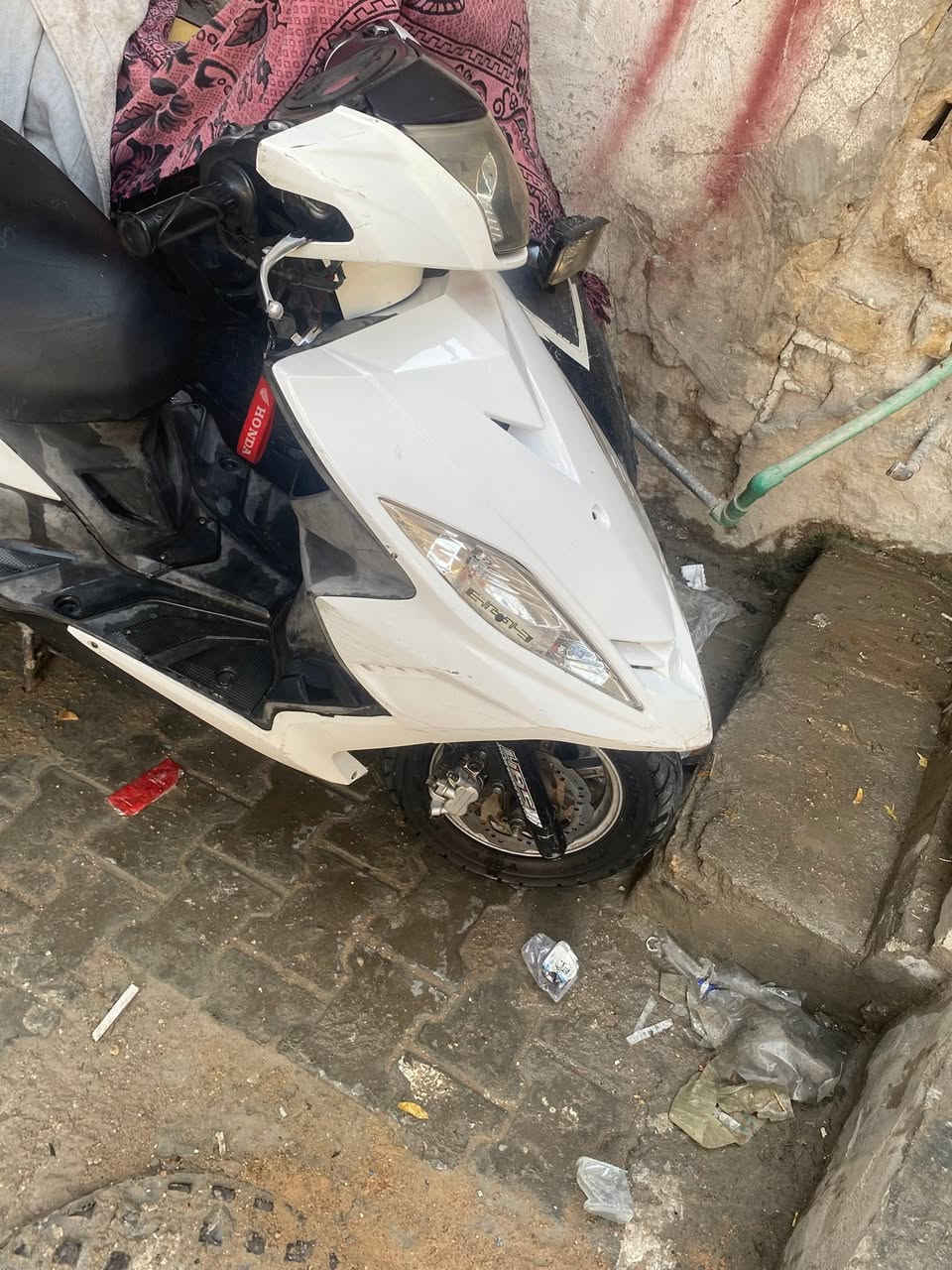 دراجه جيتي ار مثل ما موضح كدامكم خير من الله الله شاهد بكل وقت نكره سلف كفراتها البلديه هذن ال حمر بس بيهن كسور ول بيض هم بلاديات بس مصبوغات دراجه نقصها بس بوربن مال ماشه  كهربايت كلها شغاله عداد سرعه عداد بانزين رون ساعه دراجه جديده    (مراوس بوليس فقط )
*********** فقط واتساب
