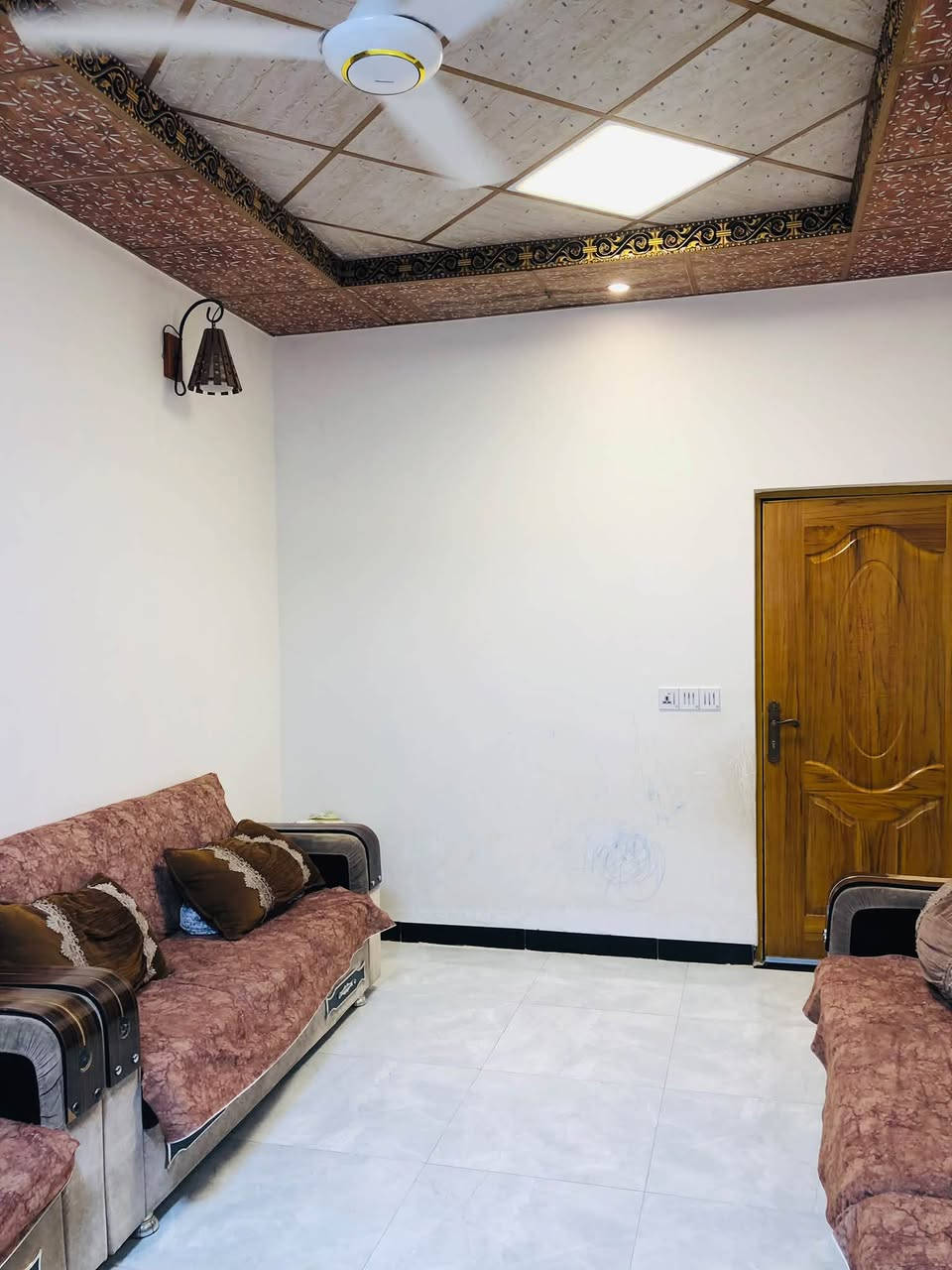 بيت للبيع 100م مربع في حي ميسان شارع 60 شارع الزوار زراعي اقرار محكمة اساس صب كونكريت والسقف كونكريت صب يحتوي على حمام خارجي +كراج+ استقبال+مطبخ+صاله+حمام +تواليت+مكشوفه +غرفه فوك+ يباع مع كاونتر وتخم الصاله مع تخم الاستقبال والطباخ والسبلت جديد للتواصل ***********
