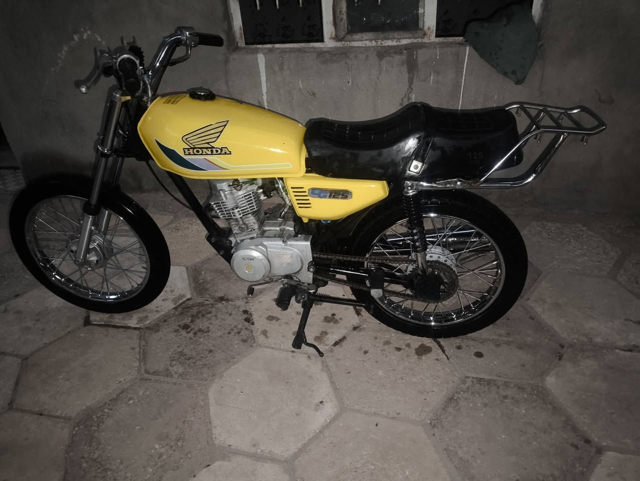 دراجه اربعه كير للبيع دراجه نضيفه
ماعوزه شي تعميره جديده اوراق سكنر
السعر 350بيها مجال المكان النجف عباسيه 
الرقم***********
