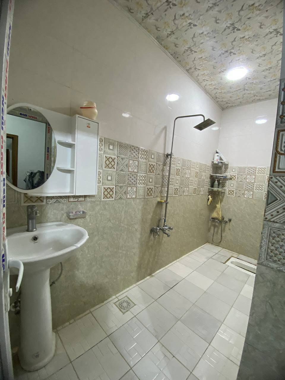 🏡 للبيع بيت سكني نظيف جداً – فرصة مميزة
📍 الموقع: كربلاء - حي السلام
✨ البيت يقع على ساحة

💰 السعر: 190 مليون

📐 المساحة: 100 متر
🛏️ 3 غرف نوم
🚿 3 مجاميع صحية
🏠 بناء 2022
✨ ديكورات جميلة وتشطيب مرتب
🧹 البيت نظيف جداً وجاهز للسكن
💡 يحتوي على صالة ومرافق متكاملة ومناسب للعائلة.

📸 الصور توضح حالة البيت وتشطيباته على الطبيعة.

📞 للاستفسار ومعرفه المزيد ***********
