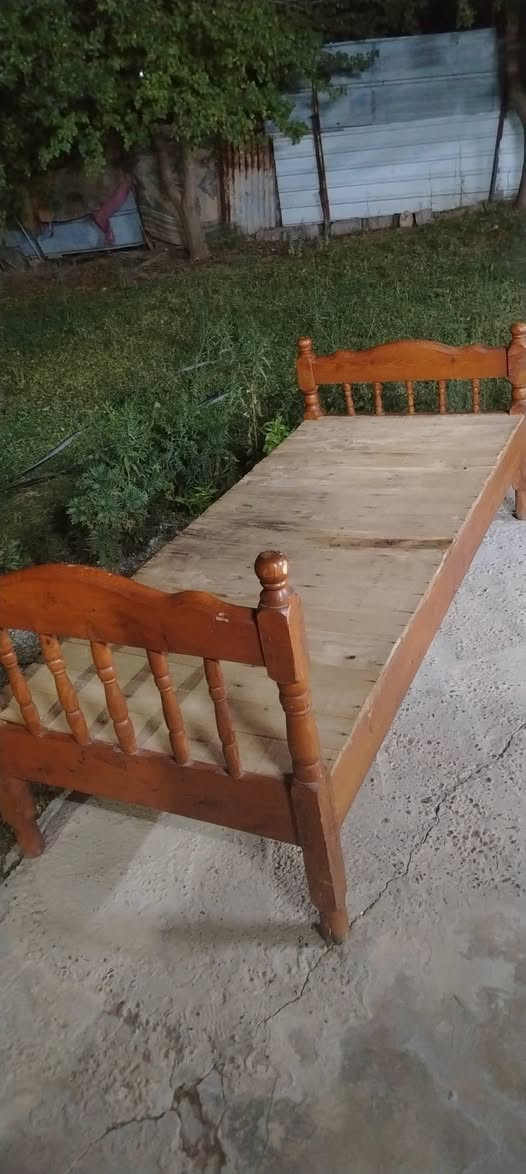 عندي تخت للبيع السعر 100قفل
ناحية الشورة قرية الرصيف
***********
