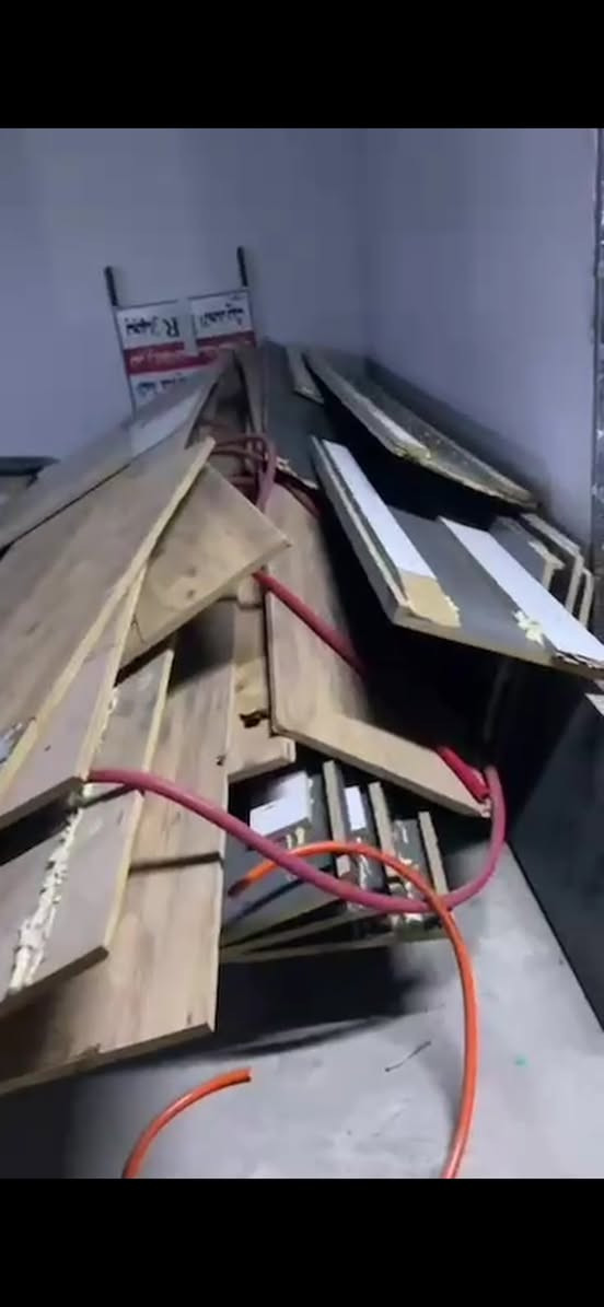 مرحبا عندي هذا الخشب بي جام وبي mdf اغلبو مال ديكور عزلت محل

عنوان موصل جديدة يم تقاطع
سعر 50 الف 
*********** واتس
