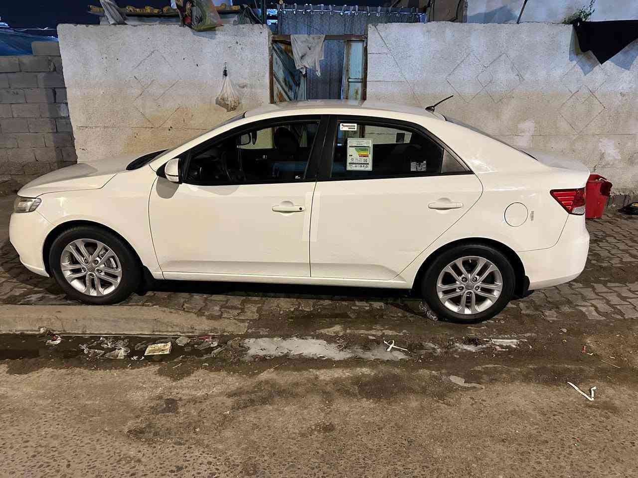 سيراتو 13 خليجي مكفولة من صبغ والضربه بيها بارد بسيط فول مواصفات عدا الفتحه سياره جاهزه من كلشي رقم بصره تحويل ثاني يوم مكينه وكير بالكارتون تبريدمنضومه جديده السعر 93وبيها مجال بسيط ***********
