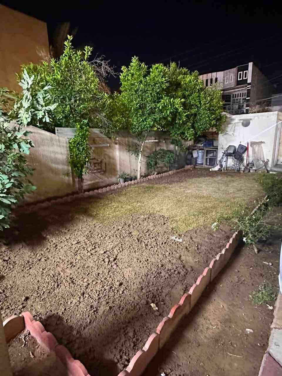 🏡 الفهد للوساطة العقارية 🏡
🔥 هذا العرض للإيجار — إيجار إيجار 🔥

📍 الموقع: حي البنوك – محلة 319 – زقاق 40
📍 خلف شارع الميثاق

📐 المساحة: 255 م²

✨ مواصفات العقار:
🔹 كراج كبير
🔹 حديقة كبيرة
🔹 حمام خارجي

🏠 الطابق الأرضي:
• مطبخ
• صالة
• استقبال (غرفة ضيوف)
• غرفة نوم
• حمام

🏠 الطابق الأول:
• 3 غرف نوم كبيرة
• صالة
• حمام

🏠 الطابق الثالث:
• بيتونة
• سطح كبير جداً

🔥 للإيجار — تريده مع الأثاث؟ تريده بدون أثاث؟ الخيار متوفر حسب رغبتك.

📞 للاستفسار والتفاصيل:
***********
***********

🏡 الفهد للوساطة العقارية — عروض مميزة، ومواقع تستحق.
