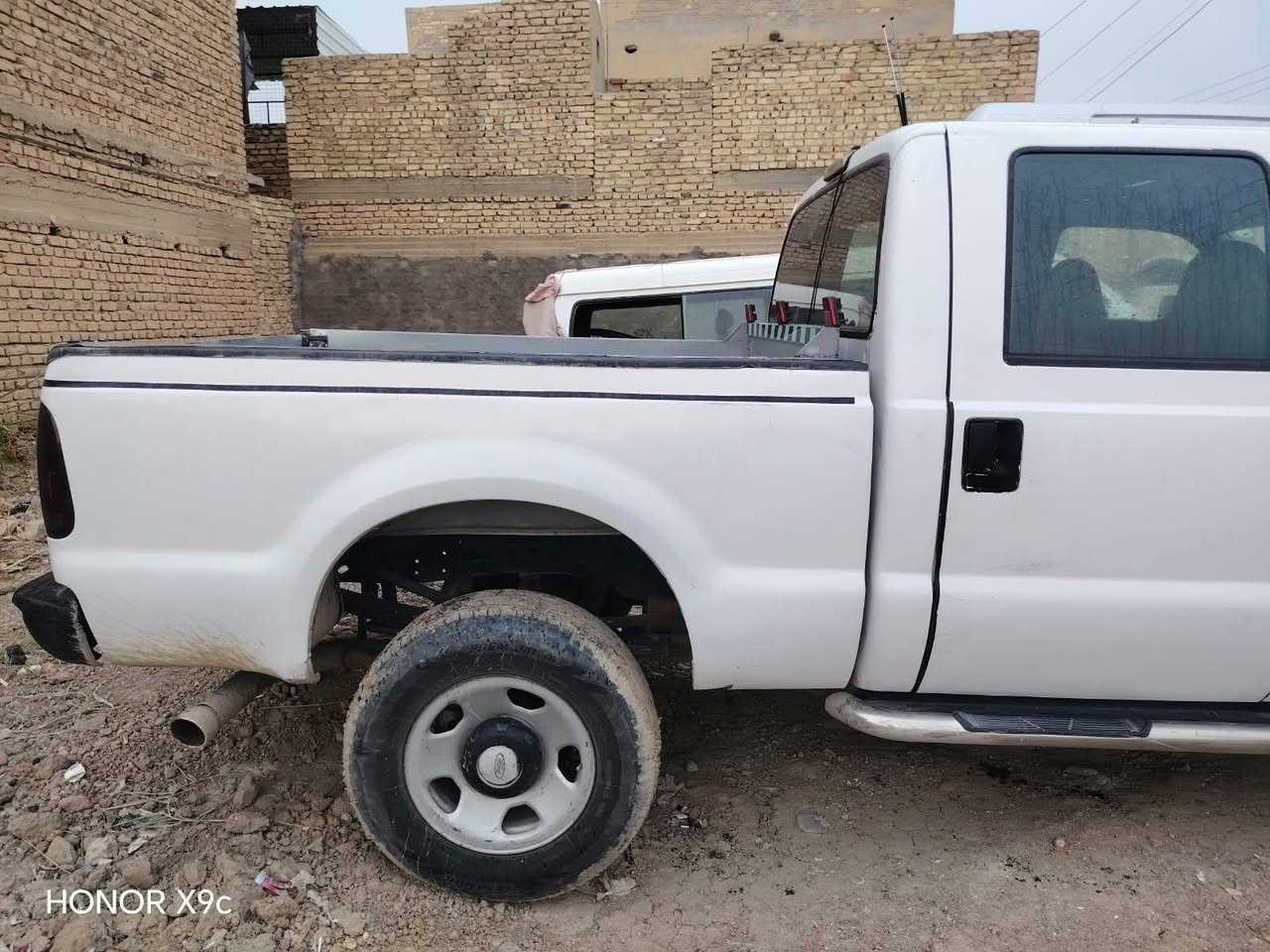 السلام عليكم ورحمه الله وبركاته
فورد F_350  موديل 2007 
اللون ابيض (صبغ عام جماليه) 
كير ومحرك تاهو قبل شهرين شديته V8
السيارة كلش نضيفة وحلوة وجديدة داخل جديد كشر كلش نضيف  تخم تايرات جدد ويل كب جديد صدر امامي خلفي جديد سستم سماعات جدد شاشة جبيرة كير محرك اكسل مكفولات كهربائيات كاملات السيارة عليها تعمير كامل السعر 85 وبيها مجال العنوان بغداد التاجي 
 للأستفسار التواصل مع الرقم ***********

نص مكتوب في الصور:
- HONOR X9c