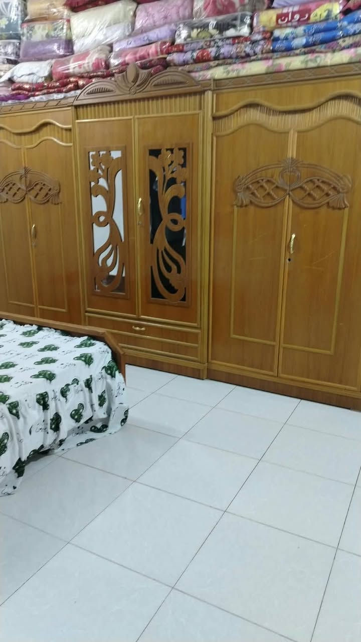 اثاث غرفه • خشب ثقيل • ترتيبات بسيطة