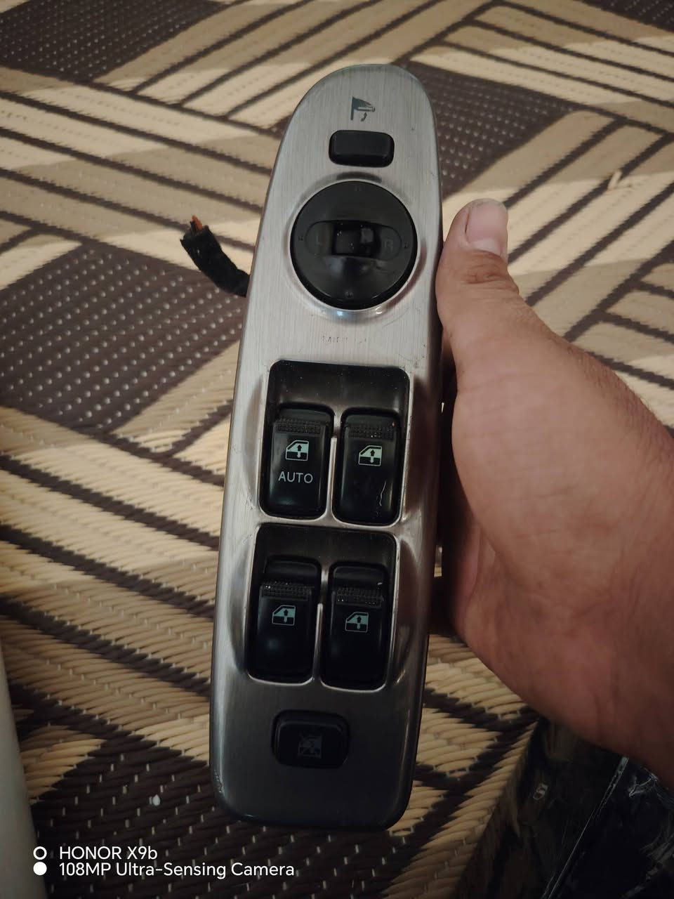 موجود توصيل  مال النتره بس فيش مكسره بنات سليمه

نص مكتوب في الصور:
- HONOR X9b
- 108MP Ultra-Sensing Camera
