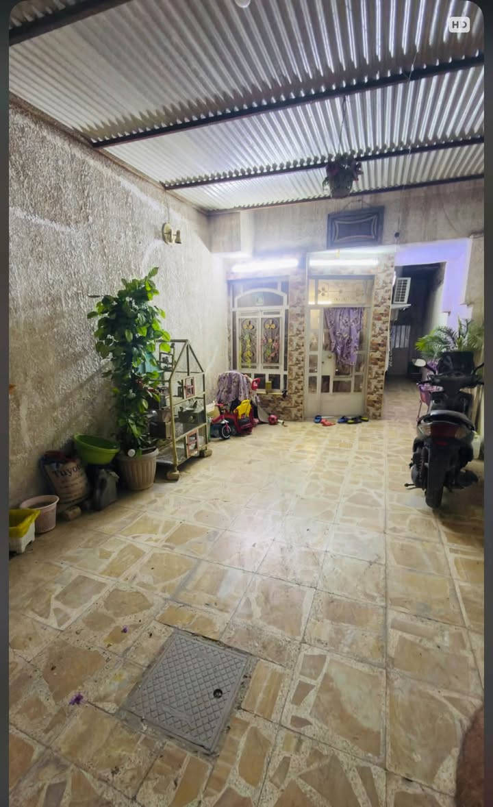 دار للبيع في حي الجوادين  مساحته ١٤٠م 
شارع صورة السيد اول فرع 
الدار له مدخلين على المطبخ وعلى الاستقبال 
وله سطحين وليس سطح واحد 
يحتوي على : 
الطابق الأرضي( كراج كبير +استقبال +مطبخ +صحيات عدد٢ +حولي+غرفة نوم )
الطابق الاول ( 2 غرف +غرفة مخزن +صحيات ) 

للاستفسار الاتصال على الرقم
***********

نص مكتوب في الصور:
- HD