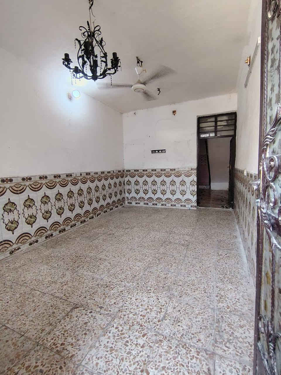 عليكم  بيت ١٠٠ متر ليجار  طابق و نص  ٢ غرف نوم و مطبخ و استقبال و منور و خدمات  البيت كاشي و سراميك كامل مكمل تانكي ماطور كيزر 
 و سطح 🌁 
العنوان بغداد الزعفرانيه شارع الكهرباء شارع سكلت ابو سعد الثانية  لستفسار اكثر اتصل  ***********
