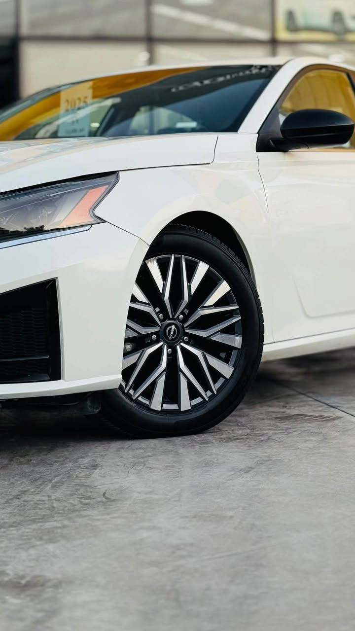 ابیض و داخل اصفر 🔥
.
Nissan Altima 2025 
.
مواصفات SV 

ماشیە ١٤ الف مایل .
.
سیارە حادثە ربع بنید صبغ و شویە بارد ، رقم الشاصی: 1N4BL4DV1SN302289
.
مکان السیارە کلار 
.
سعر ١٦٩ ورقە و مجال بسیط .
.
*********** 
***********
