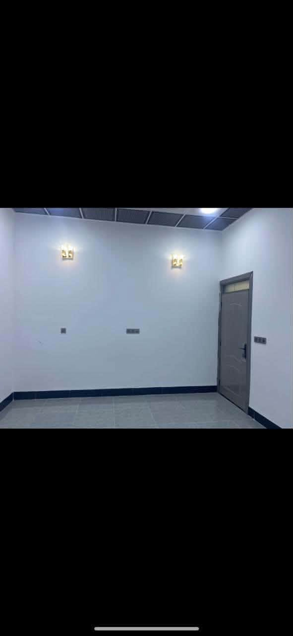 السلام عليكم دار للبيع طابو زراعي ابدايه حي البساتين ارض فدعم  مساحته 150 م وجه 9 نزال 16.5 بناء حديث سقوف ثانويه وجبسن بورد  ابواب تركيه يحتوي ع استقبال ومطبخ حار بارد وصاله وغرفتين نوم. وقاط ثاني غرفتين بالوجه مبنيات 7 سوف للاستفسار الاتصال ***********
