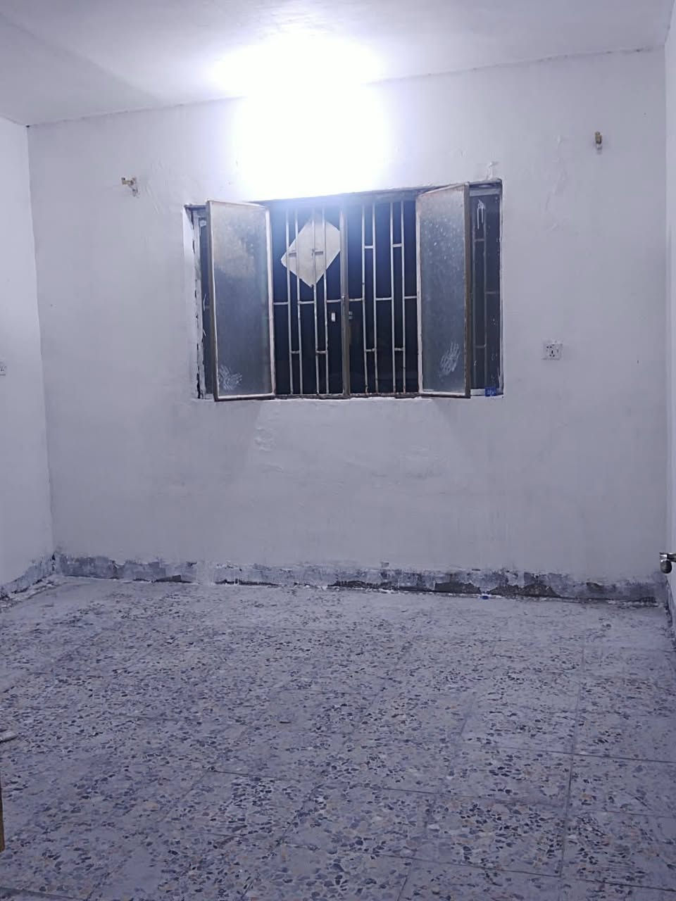 سلام عليكم بيت للايجار الشعب خلف مستشفى زهراء مساحته 175 طابق ثاني معزول تمامن ستفسار على رقم ***********
