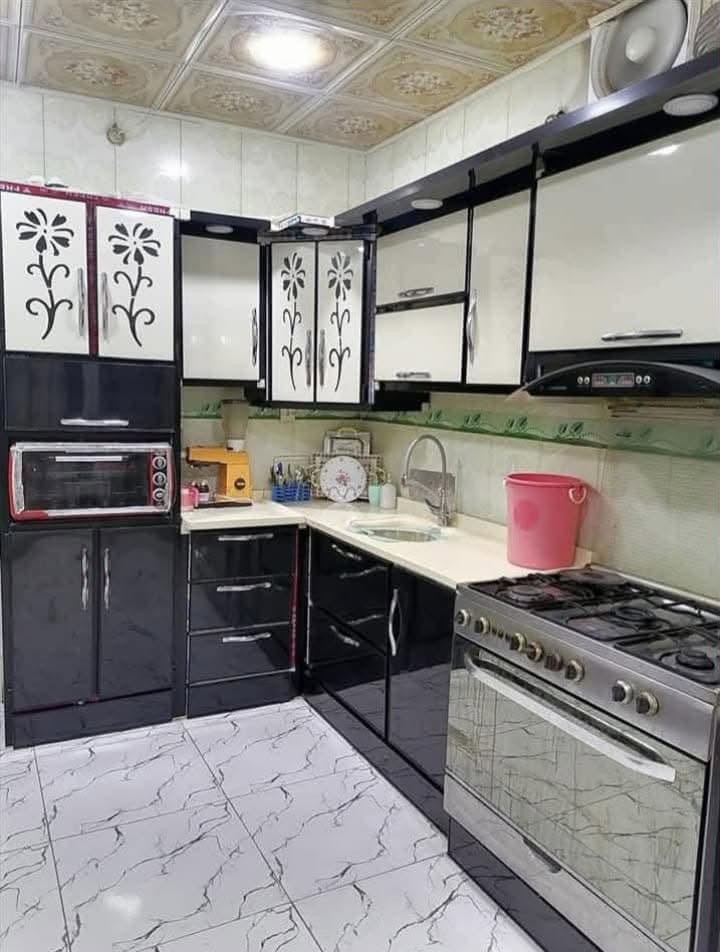 بيت 🏠 موقع مميز جداً حي الضباط 260م طابو صرف للبيع يتكون البيت من غرف عدد 2 وصالة واستقبال ومطبخ وحمام عدد 2 ومنور على مدار البيت وحديقة وكراج سيارة 🚗 كبير مع محل للاتصال ***********
