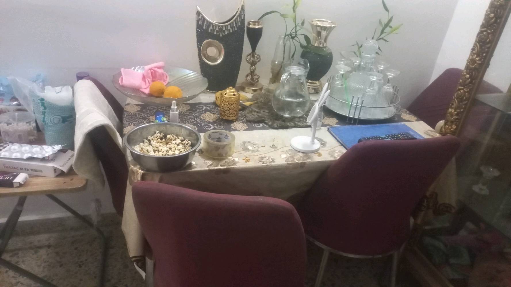 فاترينة  وكونسيل وميز تلفزيون ومبز طعام و٤ كراسي