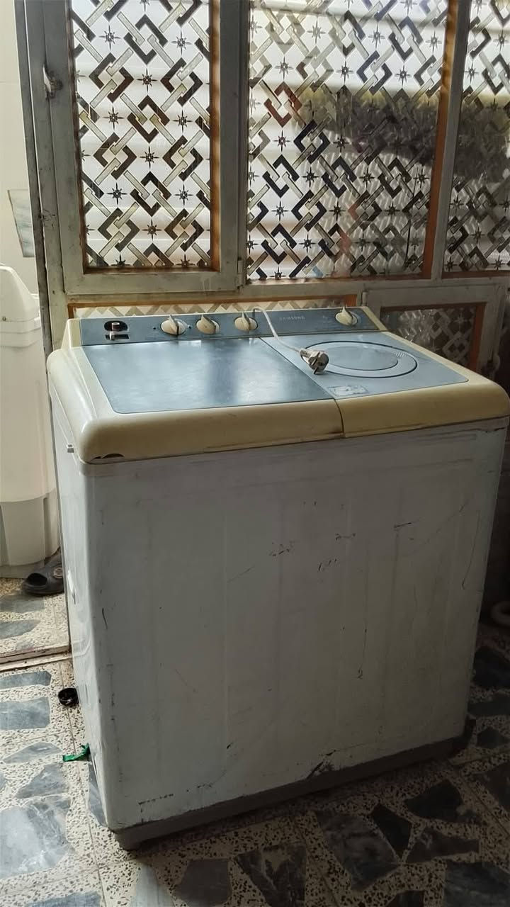 غساله للبيع شغال غسل وتنشيف  نضافه مثل ماموضح. بصوره. سعر ٤٠الف قفل قفل عنوان حي الكوفه***********
