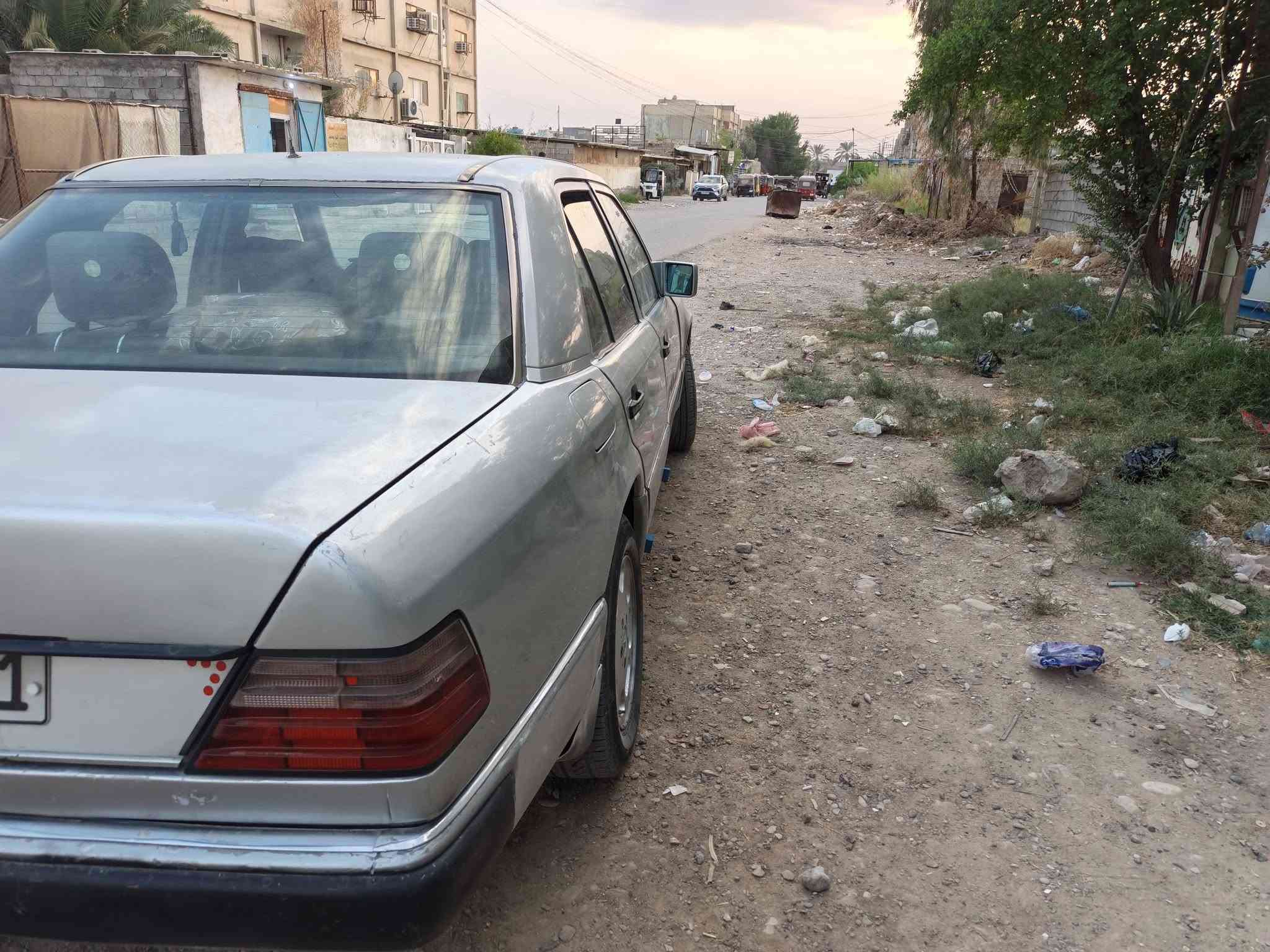 سلام عليكم سياره للبيع مارسدس دبه موديل 1992 رقم الربيل سنويه لحد 2030 بساسم عربي كير مكينه بطه خير من الله تبريد ويه السويج ترايك وين ميعجبك الصدر كلش ناعم ما تسمع طسه كله جديد مكانها ديالى بعقوبه للستفسار ع الرقم *********** السعر 43 وبيها مجال حك الجيه
