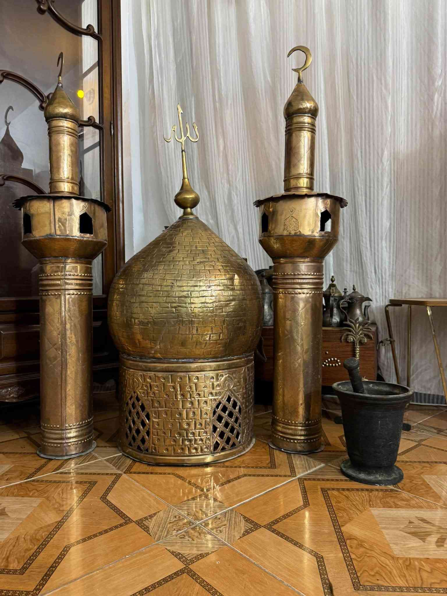 السلام عليكم كبه ومناير نحاس حجم كبير جدا ارتفاع المناير ١٢٥ سم ارتفاع الكبه ١٢٠ سم هاون بغدادي قديم ارتفاع ٢٢ ونص ***********
