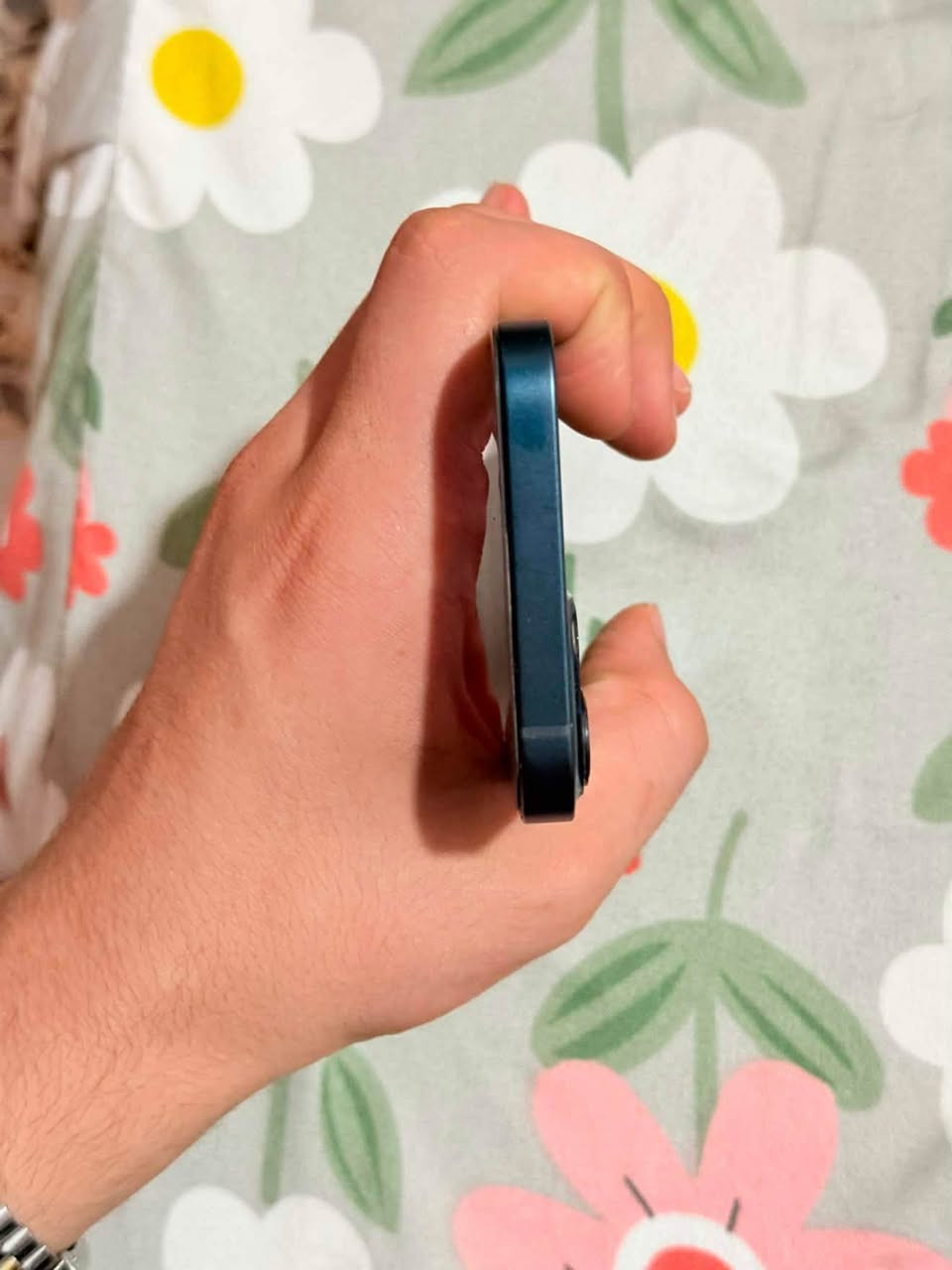 للبيع فقط !
ايفون 13 عادي 
ذاكرة ١٢٨ 
بطارية ٩٥ 🔋
تك سيم 
الجهاز مبدل اي شي بيه 
نظافه ٩٠٪؜
سعر ٤٦٠ وبيه مجال بسيط
***********
مكاني موصل الجانب الايسر
