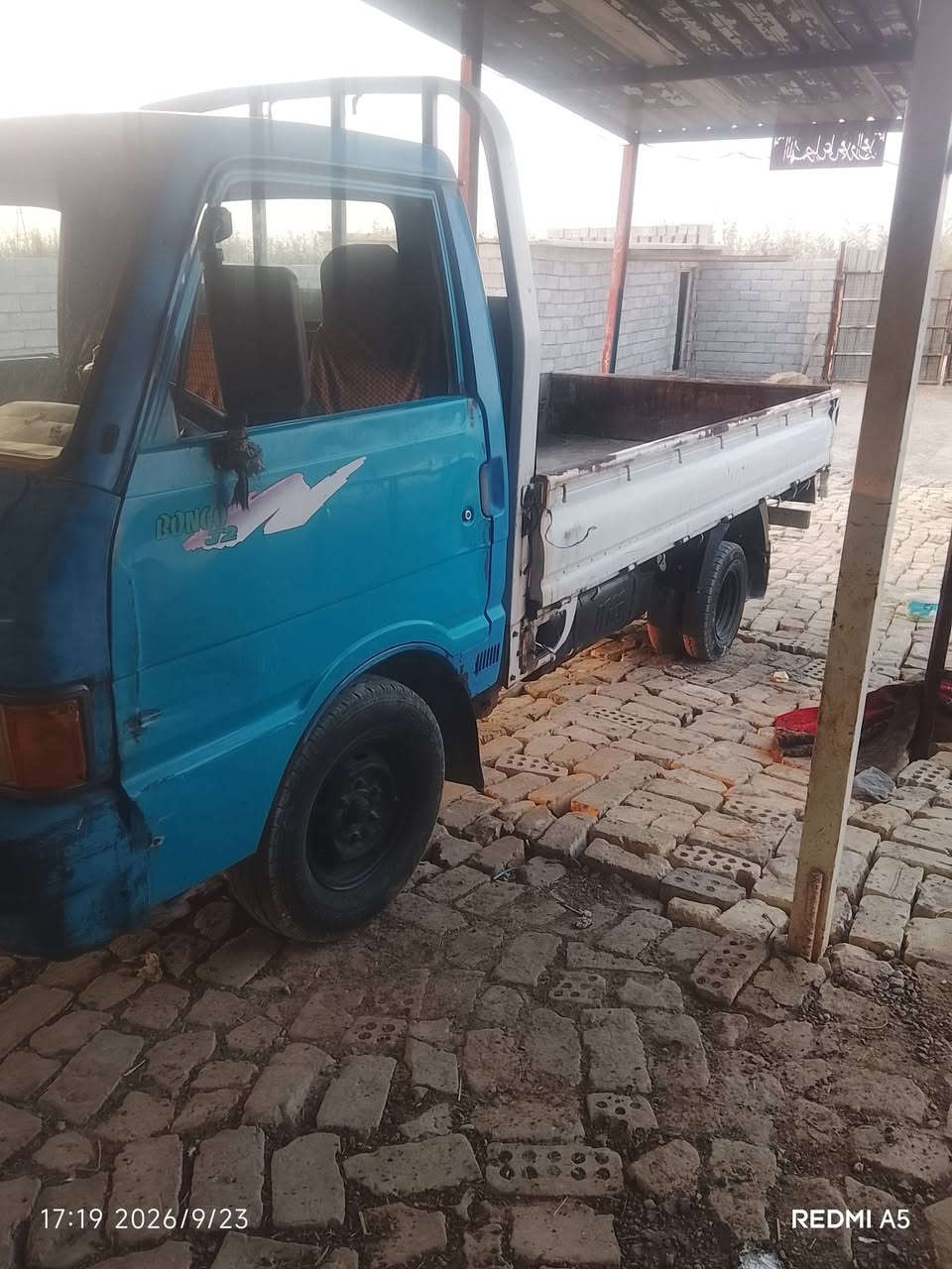 السلام عليكم كيا موديل 95 للبيع سياره جاهزه   ماكينه جديده كير جديد اكسن جديد وتخم تاير  جديد السنويه  ل 28  . 8 جنكال  عنوان بغداد  السعر 32 رقم الهاتف***********

نص مكتوب في الصور:
- 17:18 2026/9/23 REDMI A5
- 17:19 2026/9/23 REDMI A5