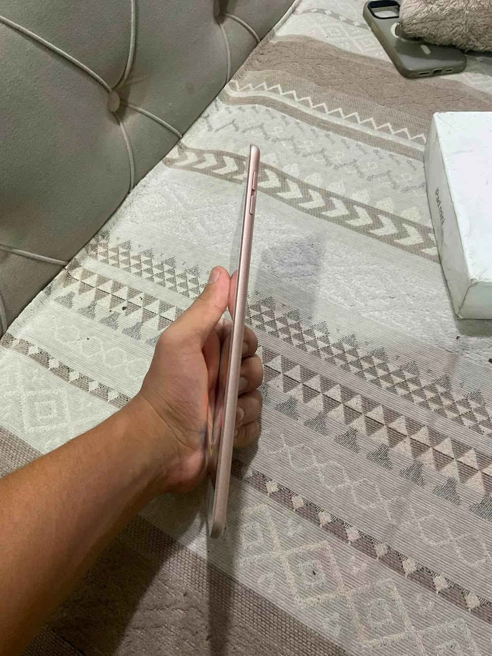 سلام عليكم ايباد مني ٥ ذاكره ٦٤ بطاريه ٨٦ الايباد مكفول من كلشي ونضافته حلوه الايباد ويا كارتونه ويكبل شحن الايباد بي ضمان سبوع إذا بي مشكله الايباد للبيع أو مراوس سعر ٢٢٥ مكاني كربلاء الحسينيه الجريه رقم ***********
