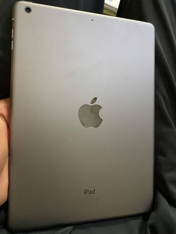 سلام عليكم iPad Air للبيع نضيف جدا زلغ مابي كله شغال اي مشكله مابي  للتواصل ***********
