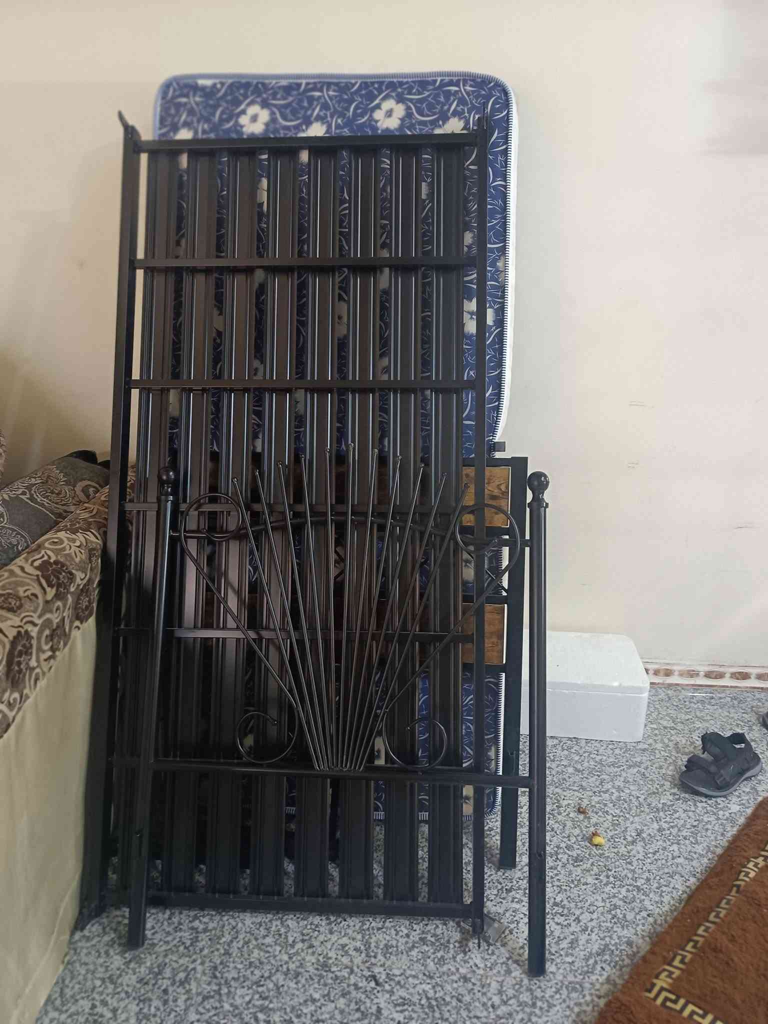 سريرين ابو النفر تخت متين وياهن دواشك اثنين غير مستعمل لا السرير ولا الدوشك السعر 220الف وأقل من سعر شراءهن مكاني بصره مركز المدينه ***********
