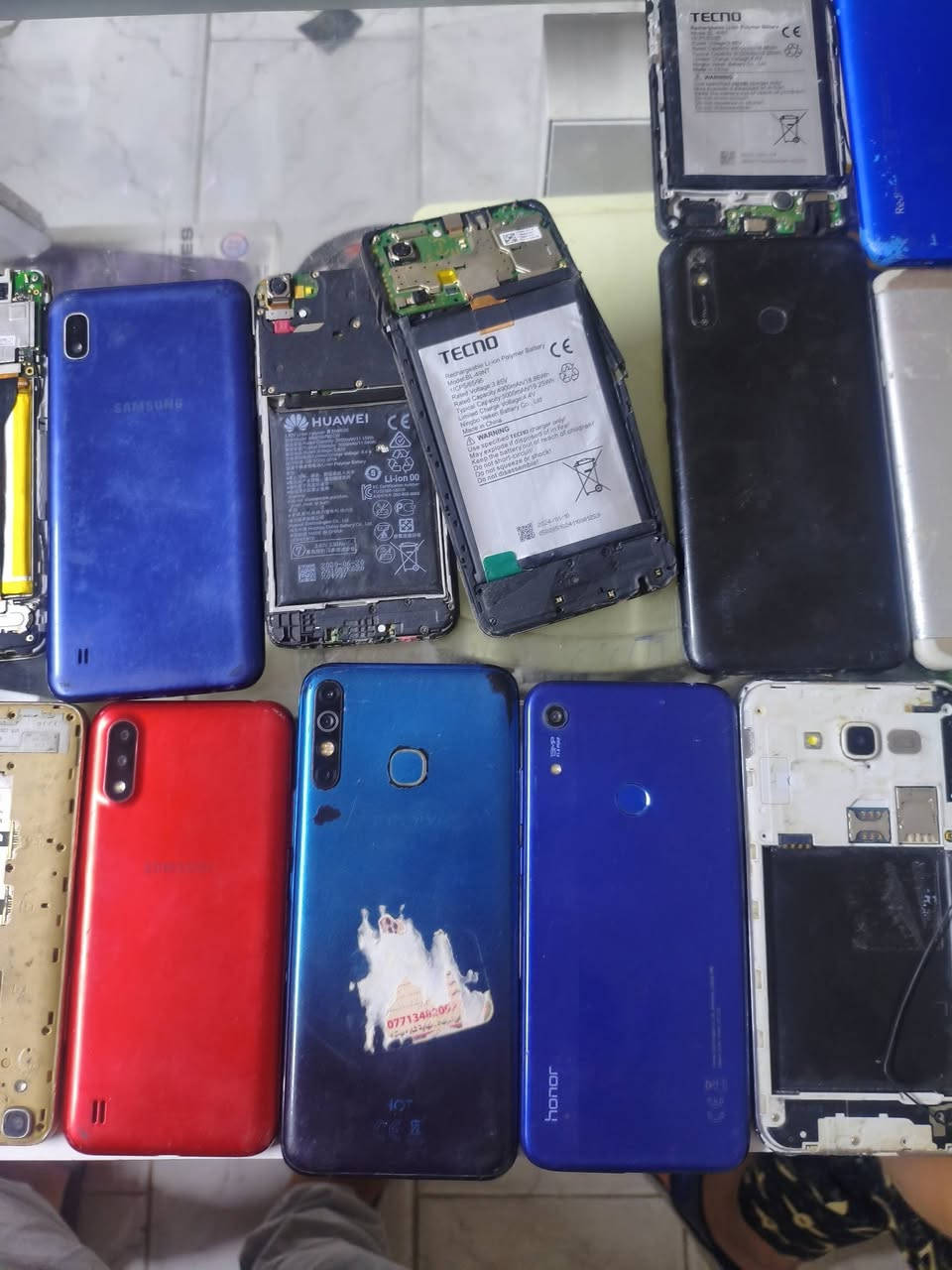 شلعة تلفونات اغلبهن عوزهن شاشة 
عددهن 20 قديم وحديث مثل ماموضح بالصور 
يفيدنك تفصيخ أو تصلحهن
شلع ب110 الف غير قابل للتفاوض 
اتصل وتعال اخذهن محضور ماسنجر 
***********
