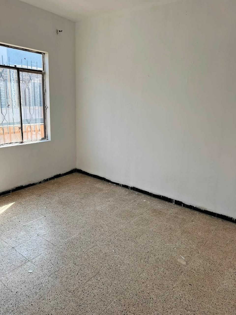 السلام عليكم 🫡 بيت 🏠 للايجار حي الاخاء 100 متر مربع طابقين الأرض غرفتين هول هول صحيات الثاني غرفتين هول السعر 375 بي مجال البيت للايجار بس اش يحتاج مصرف على ابو البيت صبغ جديد كهربائي جديد التواصل مع مكتب صفوان السنجاري في شقق الخظراء او على الارقام التالى *********** اسيا ***********
