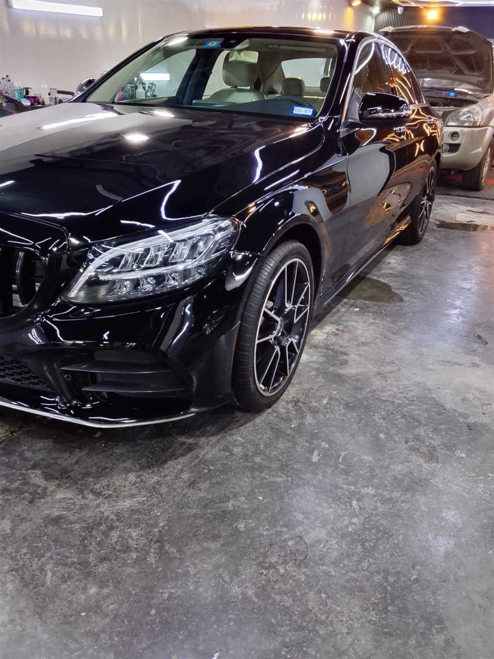 السلام عليكم
مارسيدس للبيع c300 موديل 2019 
سيارة حادث بيها بداية البنيد وبداية الجاملغات الامامية حادث امريكي فقط 
بدون لا شواصي ولا افخاذ شرط 
فتحة سقف 
شاشة كبيرة 
داخل عسلي وبيجي 
تدفئة كشنات وباقي المواصفات المعروفة 
رقم بغداد تحويل ثاني يوم 
موجودة كربلاء 
السعر شدتين وخمس اوراق 20500$ 
رقم الموبايل ***********
***********
ماشية 98 ميل 
السيارة ما ناقصها شي وسيرفس كامل
