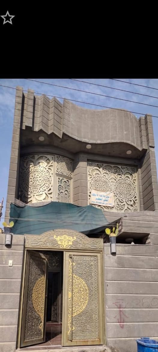 بيت للبيع طابو صرف في ناحيه العكيكه داخل الحي العسكري  على  شارع الرئيسي قريب من شارع العام. قرب مدرسة الافق الاهليه 
مساحه البيت 120
طابقين/ الطابق الاول: غرفه صاله مطبخ ديوانبه  صحيات داخله وخارجه 
الطابق الثاني: غرف 2  ٫صاله ٫صحيات. 
(نوع البناء طابوك كونكريت )
البناء حديث موصفات عاليه 
كما في الصور 
ملاحظه للتفاصيل اكثر مراجعه (مكتب ازهر للعقار )
 ه‍ـ/***********
