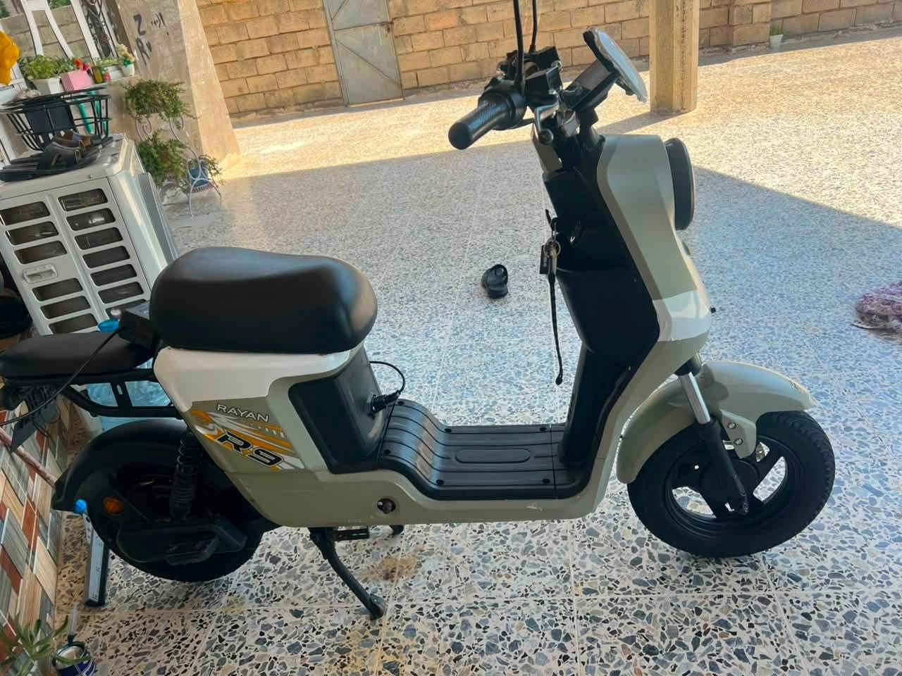 السلام عليكم دراجه شحن R9
موديل 2026
‏5 بطاريات 32🔋
الدراجه كامله ونضيفه 
السعر خاص او الاتصال ع رقم***********
