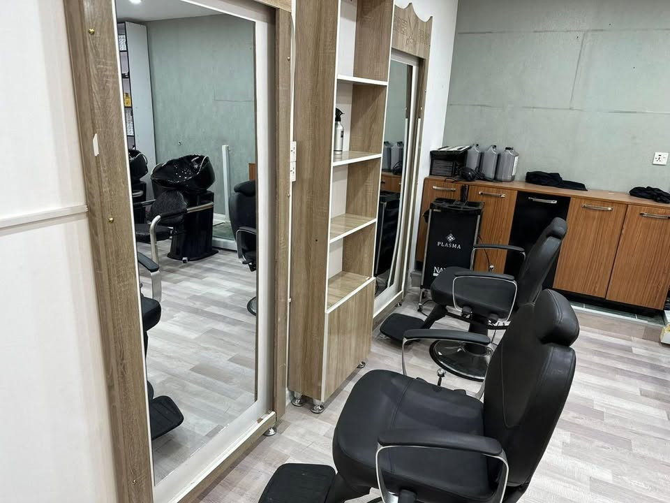 بسعر مناسب جدا بيعه وحده
كررراسي صالون
مرايات 
مغاسل
ميز رسبشن
رفوف
جاكوزي بديكير
اي شي يخص الصالون للبيع
موقعي بغداد اليرموك 
بيع مستعجل و سعر مناسب جدا لغرض السفر 
***********
