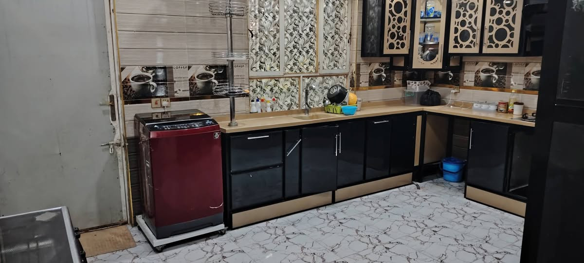 سلام عليكم بيت للبيع السكك الجربوعيه مقابيل حسينية الكوثر مساحه ٢٠٠ متر طابو زراعي سند ٢٥ سنه البناء ٢٠٢٤ مداور اسهم كونكريت مسلح بناء طابوك غرفتين وصاله وحده من الغرف سويت قريب على شارع العام علمنا البيت يقع على شارعين ***********
