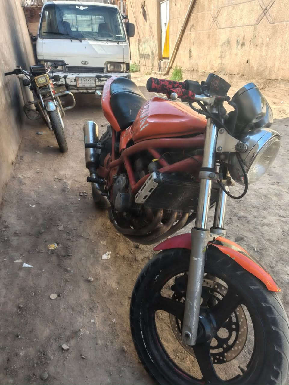 سلام عليكم بطح باندهَ ربع عادي مو كرستال محرك كفاله بيه لواحض قليله كلش كفاله من التاير لتاير 
زنجيل حاويه جديد تاير خلفي جديد واقبل مراوس او بيع عادي السعر وتفاصيل اكثر راسلني واتساب وابد منختلف ***********
