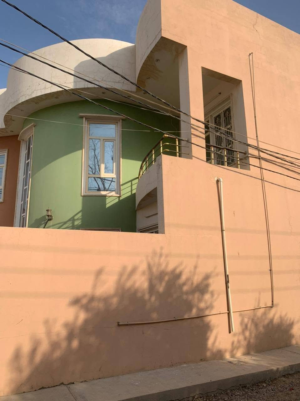 بيت للبيع بل جامعه
قرب كوفي النافوره مساحه 125 ركن طابقين يتكون من 3 غرف وكراج سياره سند باسمنه السعر 120 مليون وبي مجال 
***********
