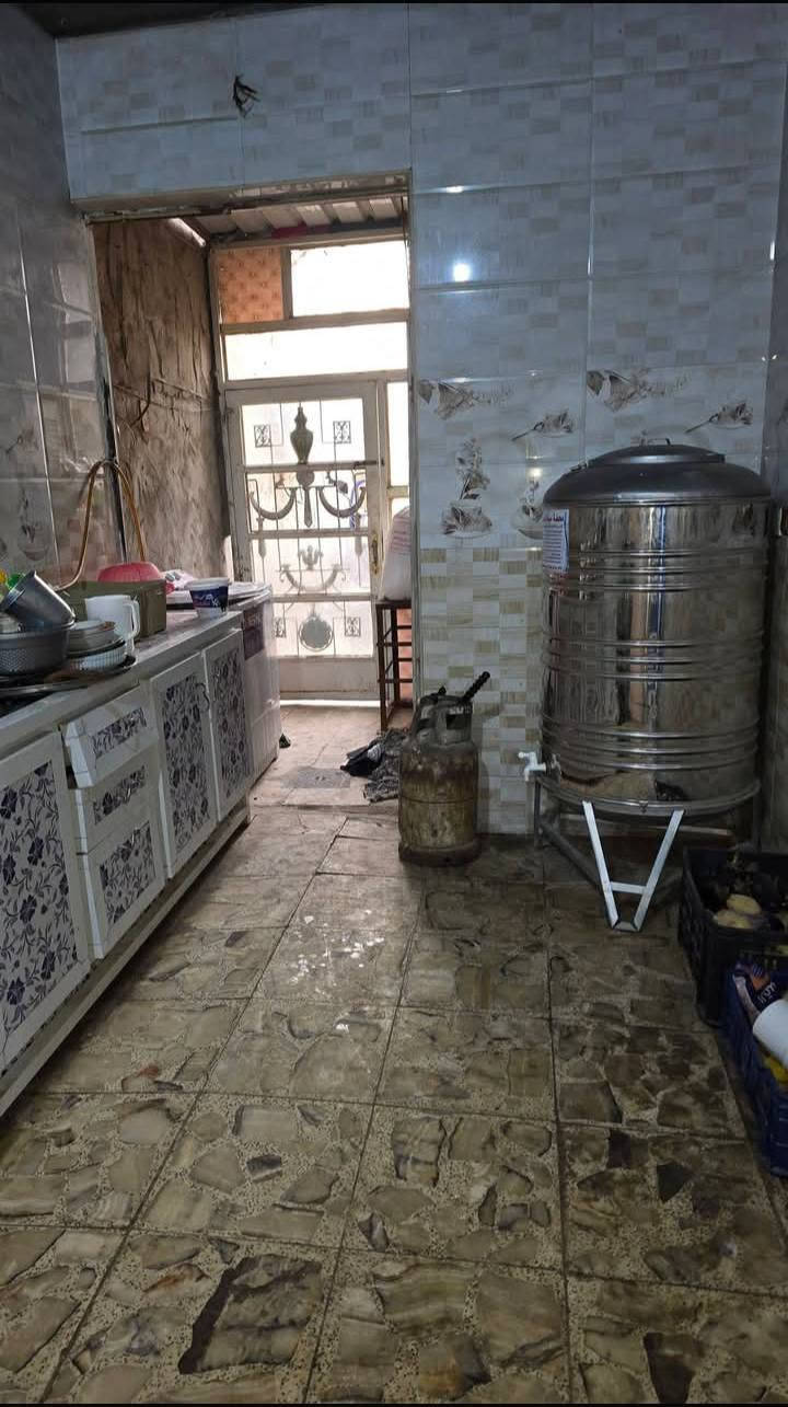 🏠🔥  بيت جاهز للسكن  للرهينه  🔥🏠
📐 المساحة: 100 متر
📍 الموقع المميز:
شارع المطار القديم
📌 الفرع المقابل لإنشائية سيف الدليمي
🚶‍♂️ يبعد عن الشارع العام 50 متر فقط
✨ بيت نظيف وجاهز للسكن فوراً
🏡 يتكون من طابقين:
🔹 الطابق الأول:
غرفة + صالة + مطبخ + استقبال
🚿 صحيات داخلية وخارجية
🔹 الطابق الثاني:
غرفة + صالة كبيرة
💰 السعر المطلوب: 13 مليون دينار فقط

📞 للاستفسار ومعرفة التفاصيل، الاتصال 
***********
