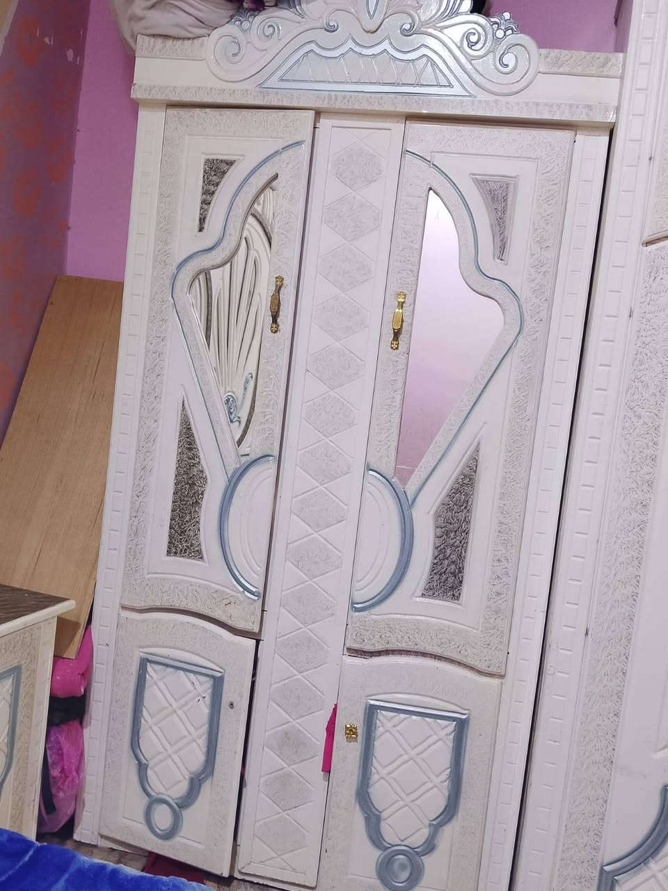 سلام عليكم
غرفة نوم للبيع لون ابيض  خشب

مستعجل على البيع 

مع الدوشك ضغط عالي اصلي

تصل ***********
