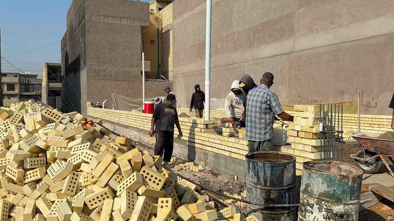 والله عندي إنسان ابن أوادم وشغله مضبوط كلش، عندي بيتين إليه ديشتغل بيهن، وبصراحة شغله مرتب ويخاف الله ويشتغل صح. أنصحكم بي عن تجربة، لأن آني هواي دورت على شركات وناس مع احترامي وتقديري لرزقهم ، بس اني بالأخير حظيت بإنسان راقي ومضبوط ويعرف شغله. حتى هو يكلك: جودة البناء يمي، أما ذوق الاختيار فمشاركة بيني وبين أبو البيت، لأن صاحب البيت هم عنده ذوق ويحب ينفذ الشي اللي بباله، وهو يساعدك ويوجهك بالاختيار الصح. من باب الأمانة، أنصحكم بي، واللي عنده بناء أو يريد يستفسر يتصل بي ويتفاهم وياه. ويشهد الله، آني ما دا أمدح من فراغ، هذا شغله اللي شفته بعيني وعندي تجربة وياه .. علماً سعرة مناسب بشغلة إتقان العمل .

أبو منتظر المعماري
***********

