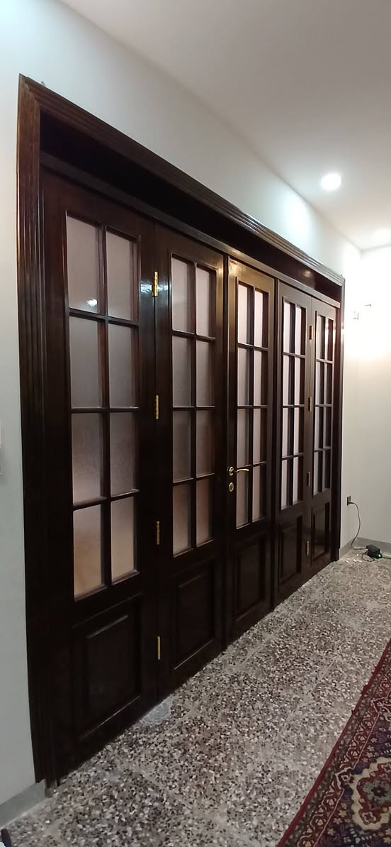 إليكم أحدث تصميم لقاطع باب دفتري (Bi-fold) مصنوع من أجود أنواع خشب الصاج الطبيعي، يجمع بين الفخامة والعملية. 🏡🚪
صبغ دملوك وتلوينة جوزي غامق بأعلى جودة 👌🏻
اكسسوارات ذهبية من منشأ رصين مع الضمان تضفي لمسة انيقة ورائعة  🔥
💥 زجاج مُصنفر (Faceted Glass) لخصوصية تامة مع الحفاظ على الإضاءة الطبيعية ☀️.
🎨 تصميم كلاسيكي راقي يضيف لمسة سحرية لأي مساحة. 👌
​🔨   أنتيكا /Antika للأثاث الحديث والديكور
📍 الموقع: بغداد / الكاظمية
للاستفسار والحجز، تواصلوا معنا:
📞 ***********
📞 ***********
