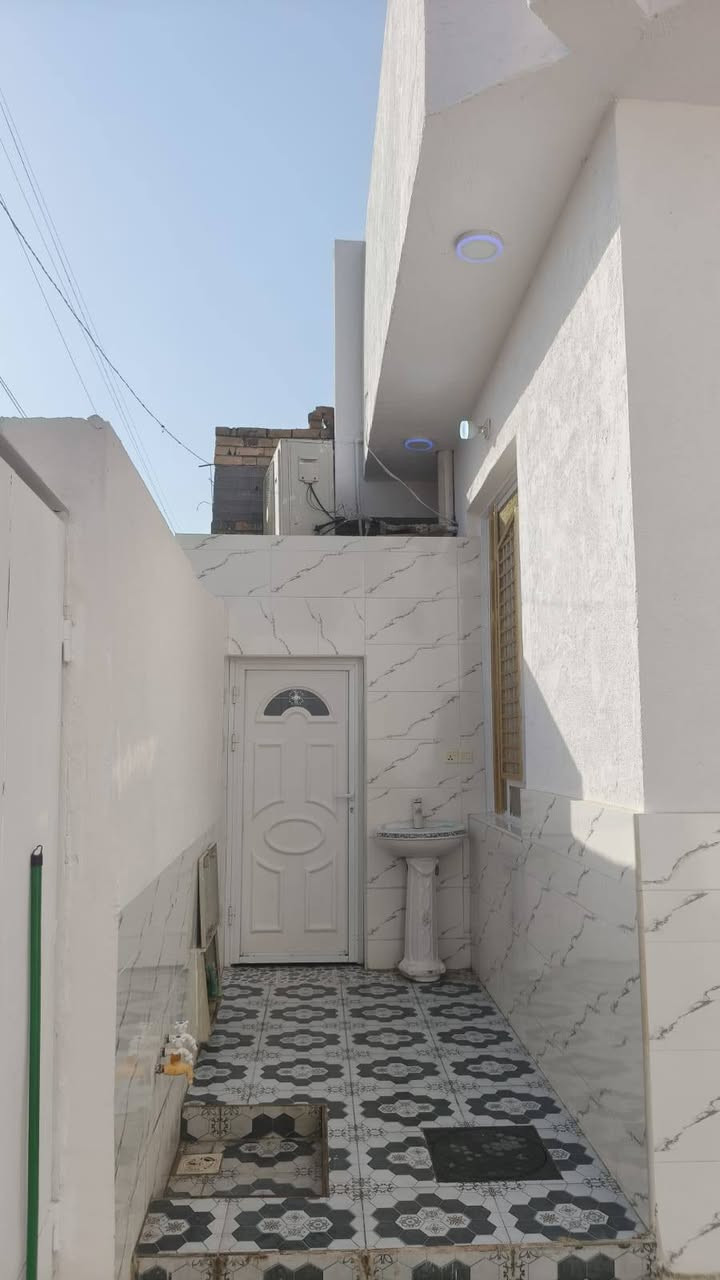 السلام عليكم 
بيت للبيع  زراعي بمنطقة حي الكوفه 
مساحته 200م بناء طابوق سقف كونكريت 
يتكون من غرفتين وصاله ومطبخ وديوانيه 
ومجموعة صحيات داخليه وخارجيه
وغرفتين جاهزات للسقف بالطابق الثاني
***********
