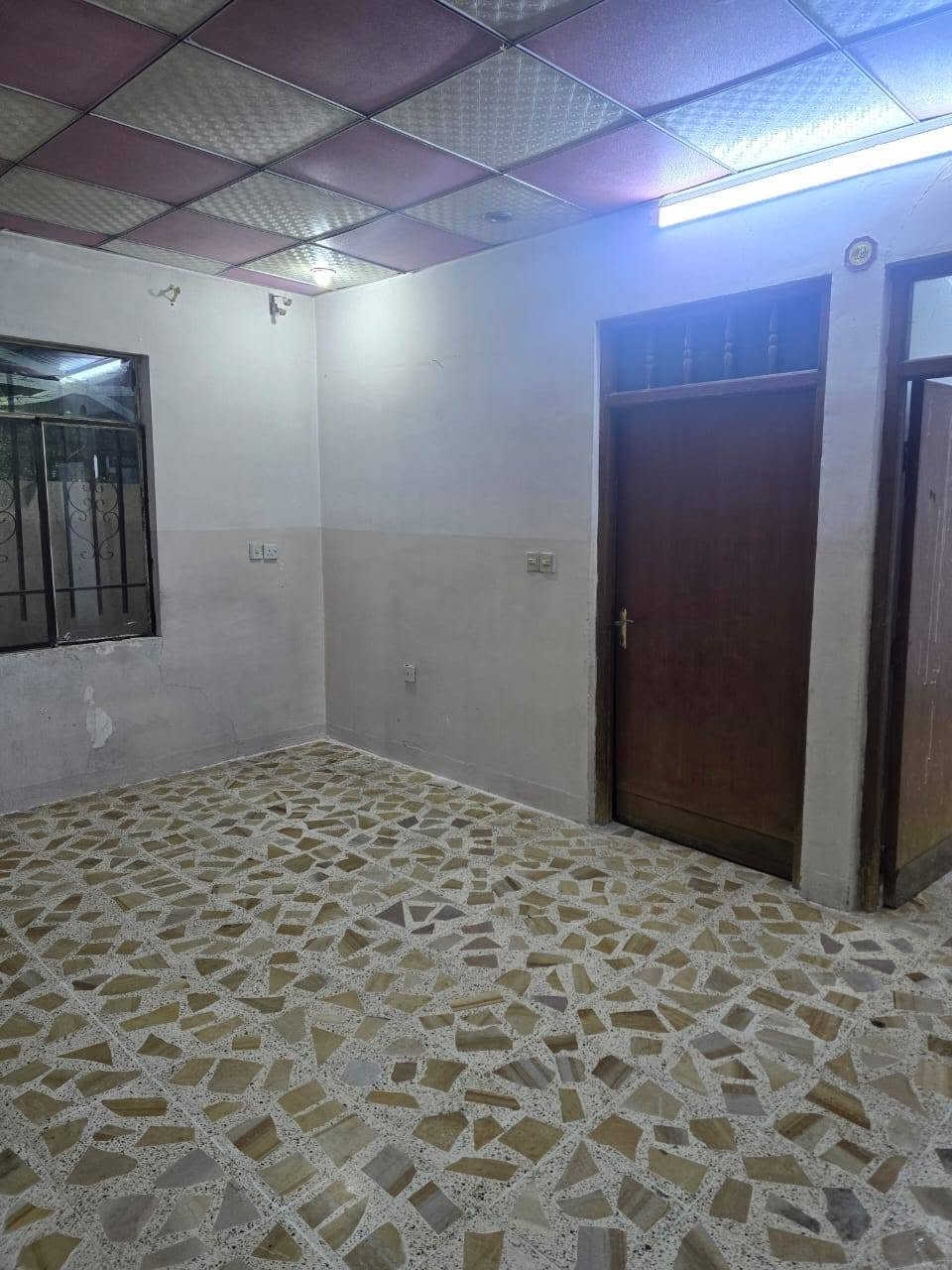 دار الايجار بيت طابق ارضي حي سومر مقابل السوق المساحه 100 متر مربى السعر الايجار 250
غرفه وهول استقبال مشتملات مربى مطبخ 
***********
***********
