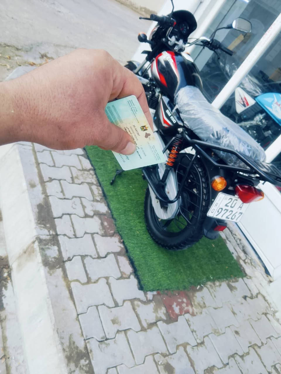 السلام عليكم ورحمه الله وبركاته دراجة نارية بوكسر موديل 23 نازلة بل 25 كفالة عامة مكينة خير من الله الشراي يتصل ويدلل ويتساب موجود مكاني ديالى خرنابات *********** تريد ويتساب تريد رصيد هم موجود
