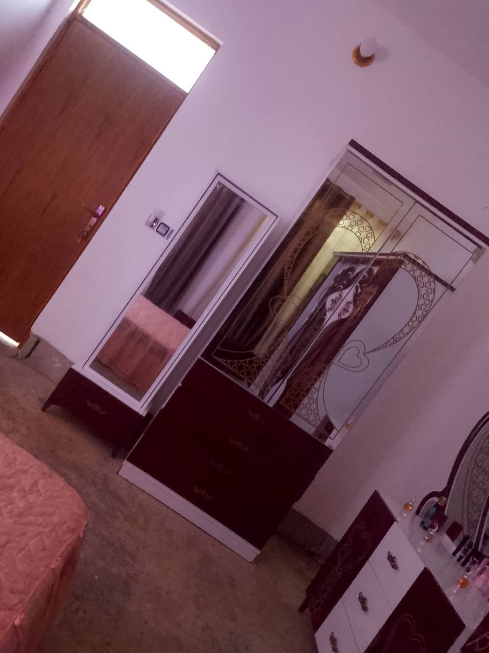 مكلفه بالنشر غرفه 9قطع نضافته 100% السعر 600وبيه مجال بصيط للشراي الموشراي لا يعامل رجان والشراي يتصل عل هاذه الرقم ***********
