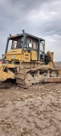 بلدوزر كوماتسو • حجم ٨٥ • نضيفه موديل ٨٦