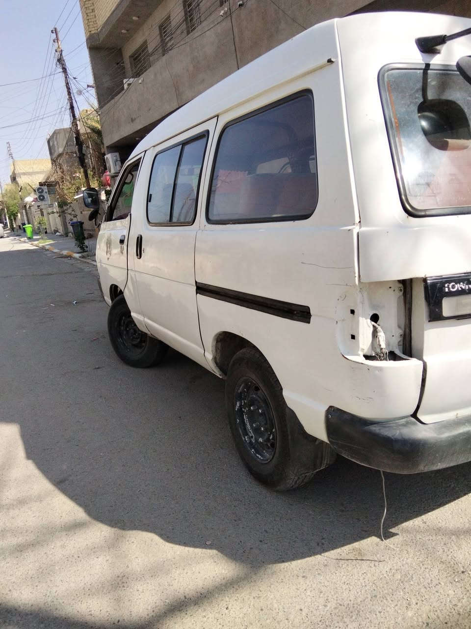 السلام عليكم سيارة فارة للبيع مكينة بيهة تبخير السنوية صاقطة السعر 20 وبيها مجال
