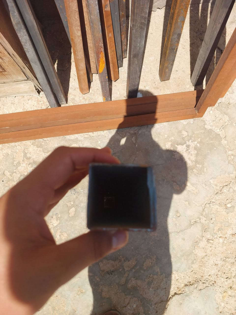 اعادة نشر بسبب الوعود الكاذبه و اللي ما عندهم كلمه
يوجد حديد للبيع الحديد قوي مو خفيف من غير عدد الروطات ١٢ روطه 
السعر 80 و بيها مجال 
الاستفسار // *********** 
***********
