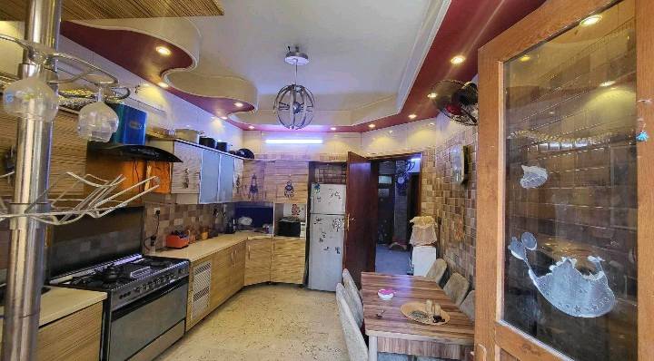 بيت للبيع حديث درجة اولى 
الاعظمية شارع الضباط 
المربع الذهبي 
مساحتة 159 واجه 9 
يحتوي على 5 غرف نوم 
3 صحيات واحد جاكوزي 
صالة كبيرة مطبخ حار ومطبخ بارد 
غرفة غسيل +سطح عدد2
مكون من ثلاث طوابق 
كراج 
واجهة حجز + شناشيل بغداد
موقع (الاعظمية شارع الضباط)
المربع الذهبي 
سعر المتر 4600
للاستفسار اكثر اتصال على (***********
***********)