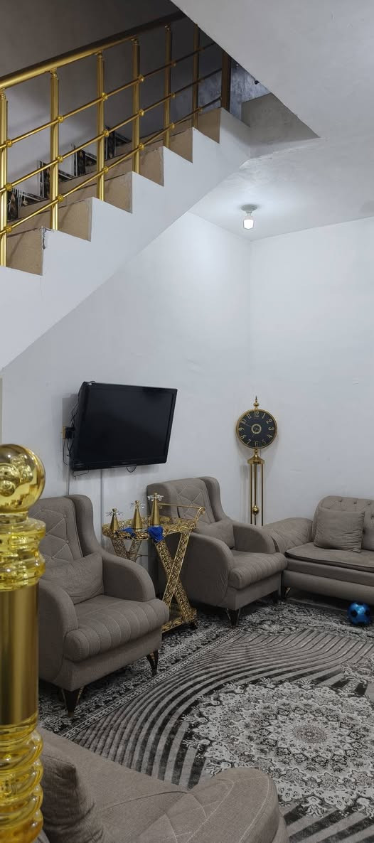 دار للبيع المساحه 100 متر طابقين كونكريت مسلح 
 الطابق الأول يحتوي على استقبال + صاله + صحيات + غرفه 
الطابق الثاني يحتوي على صاله + غرف عدد 2 + صحيات
العنوان سومر شارع البلديات قرب مدرسة دار السلام 
السعر 200 مليون للأستفسار الاتصال على الرقم ***********
