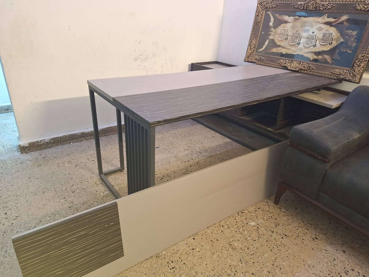 السعر مليون 
ميز مكتبي 
 سلفر
نظيف جدا
وكومدي جانبي
كونسول خلفي
كرسي 
طبلة وسطية

مكاني الكرادة 
***********
